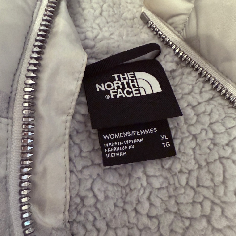 The North Face 550 Down Camo Puffer. Hooded- super soft Sherpa Fleece lining - Picture 5 of 5